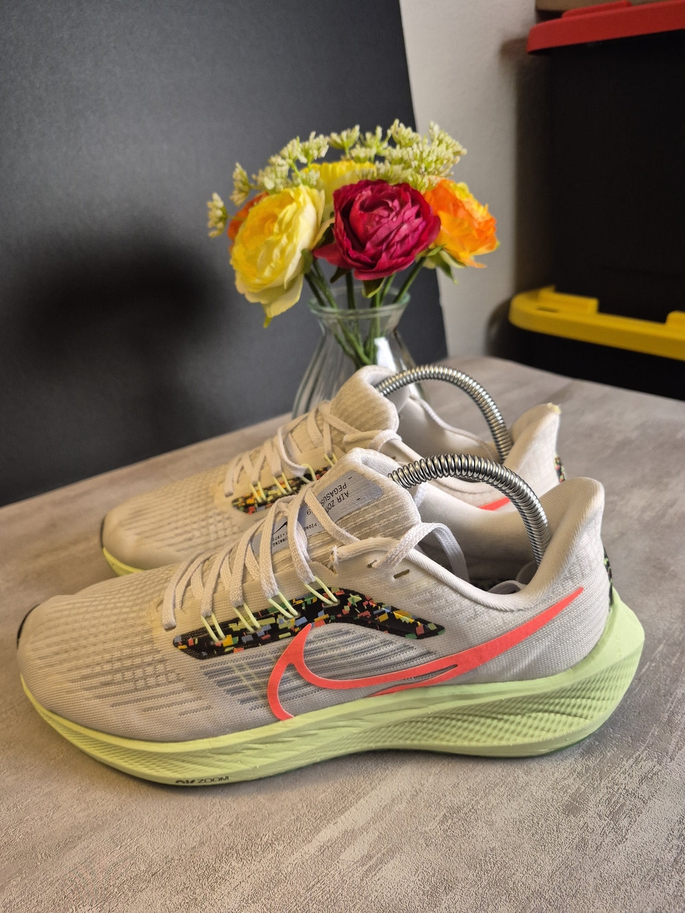 Nike Women’s White  Shoes with Neon Pink Swoosh and Pale Green Sole. Size 8.5